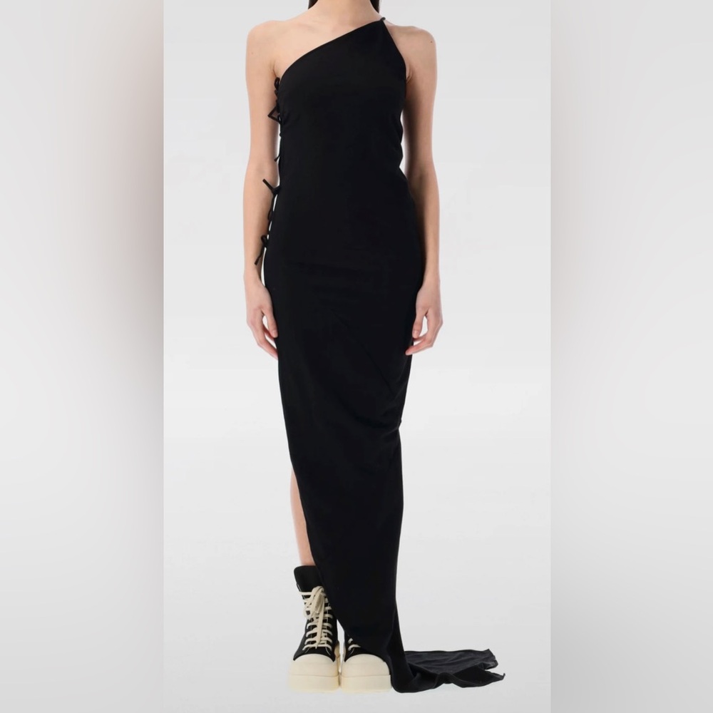 Elegant Black One-Shoulder Dress